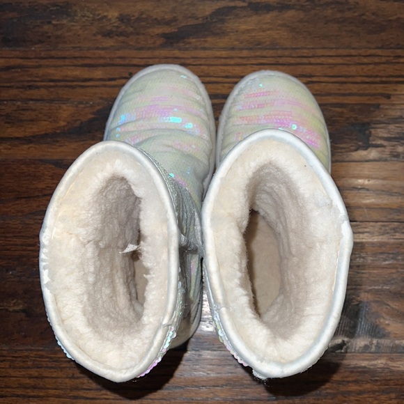 UGG I Do! Sparkles Short Bridal Shearling Boot, White Size 5 - Picture 6 of 7